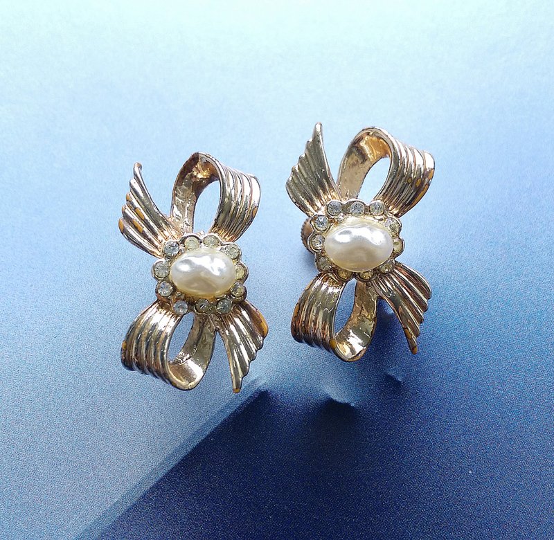 Vintage Jewelry 西洋古董飾品 CORO 可愛蝴蝶結緞帶 栓式耳環 - Earrings & Clip-ons - Other Metals Gold