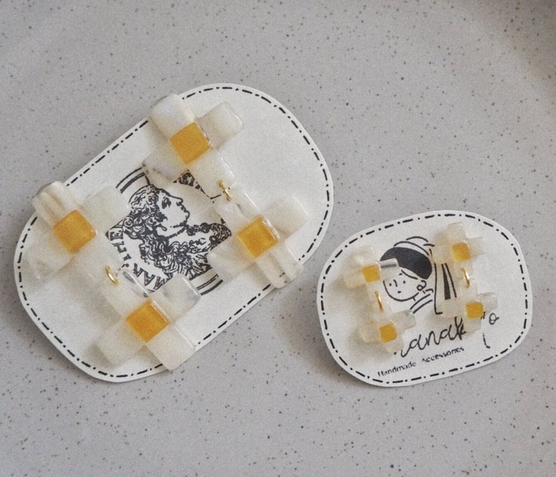 煎蛋十字架 耳钉 // fried egg cross earring - 耳環/耳夾/耳骨夾 - 樹脂 白色