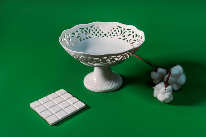 ドイツ製アンティークピュアホワイトホローレリーフフルーツハイトレイラック、キャンディートレイ - 花瓶・植木鉢 - 陶器 ホワイト