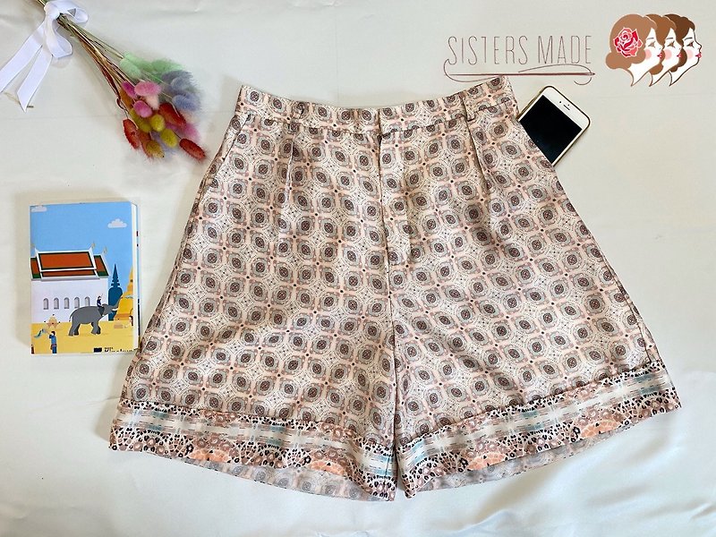 Women satin shorts with 2 pockets in cream color