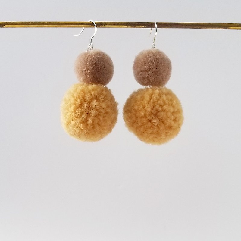 Twin pom pom (khaki) earring - ต่างหู - ผ้าฝ้าย/ผ้าลินิน สีกากี