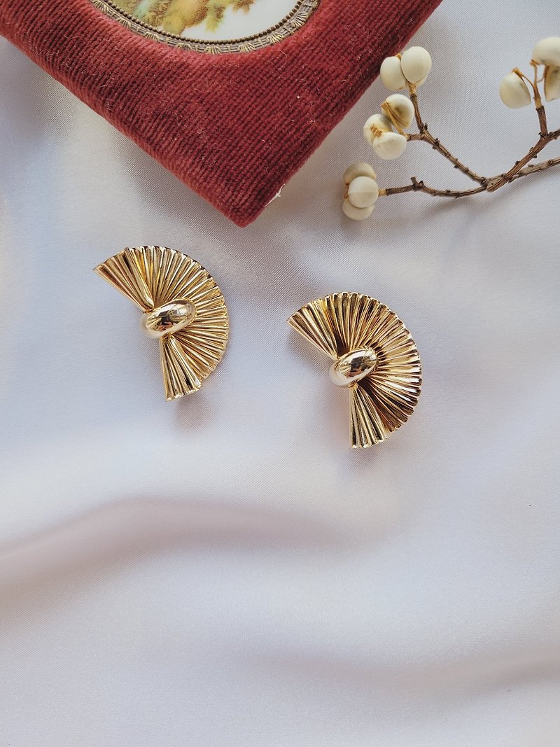 美國西洋古董飾品 /金色半扇紋金捲邊埃及風復古夾式耳環古著首飾 - 耳環/耳夾 - 其他金屬 