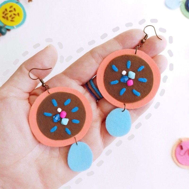 Colorful free-form dangle earring design with hand-stitching on felt with beads - 耳環/耳夾/耳骨夾 - 繡線 