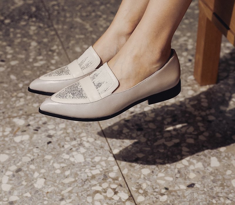 Pointed classic retro shoes gray tone - รองเท้าอ็อกฟอร์ดผู้หญิง - หนังแท้ สีเทา