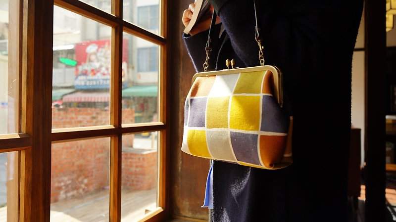 Square oblique back gold bag - caramel color - กระเป๋าแมสเซนเจอร์ - ผ้าฝ้าย/ผ้าลินิน 