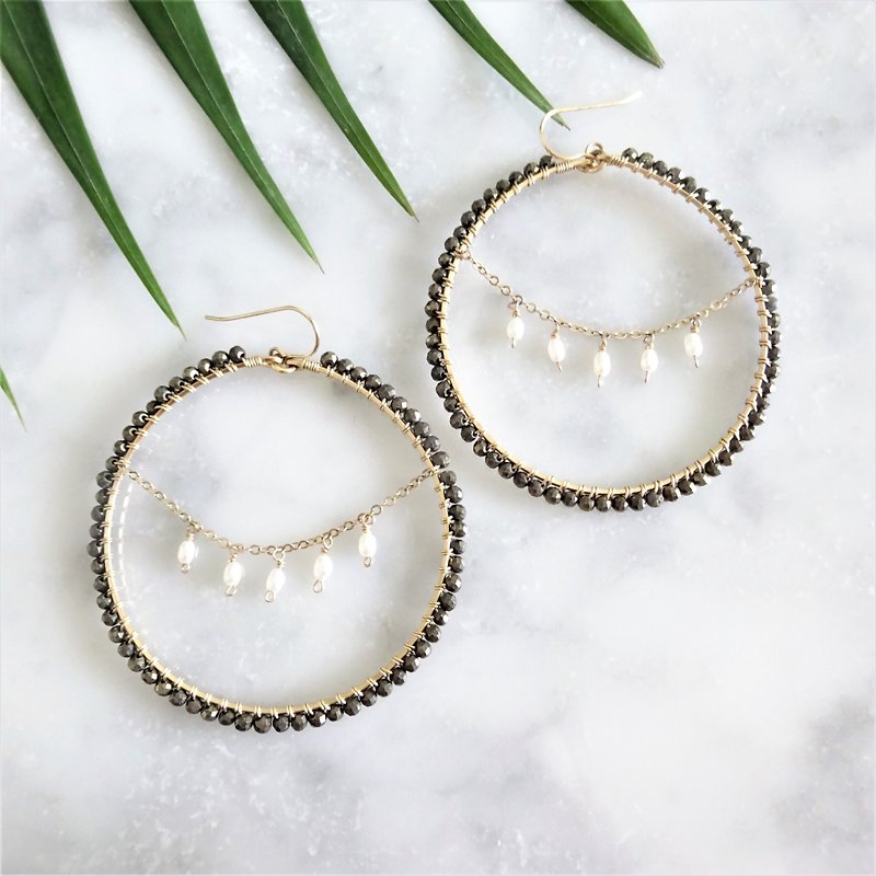 14kgf * Pyrite x Pearl chandelier wrapped pierce / earring - Earrings & Clip-ons - Gemstone Black