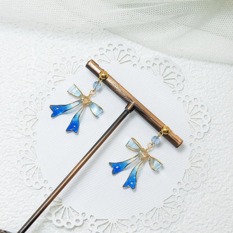 Gradient Blue Bow Earrings Pushしliveピアス Hypoallergenic Earrings - Earrings & Clip-ons - Resin Blue