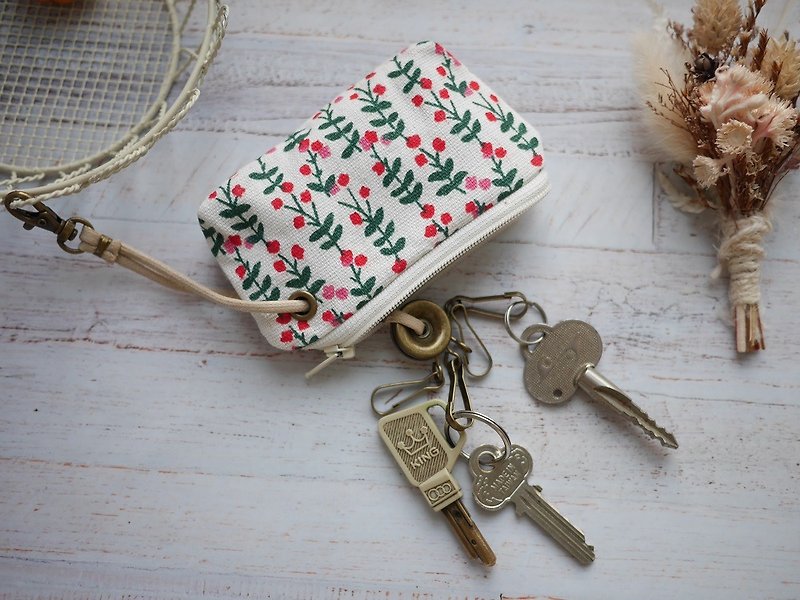 Zipper key bag small flower - Keychains - Cotton & Hemp White
