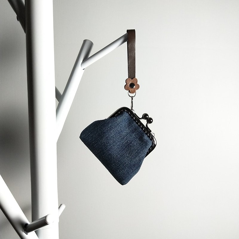 Retro blue denim coin purse (gold bag with lanyard) recycled materials, friendly to the environment - กระเป๋าใส่เหรียญ - ผ้าฝ้าย/ผ้าลินิน สีน้ำเงิน