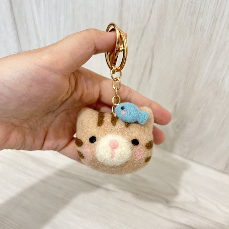 Milk Tea Cat Wool Felt Keychain Brooch Pin Hair Accessory Healing Gift Cat Tabby - ที่ห้อยกุญแจ - ขนแกะ สีกากี