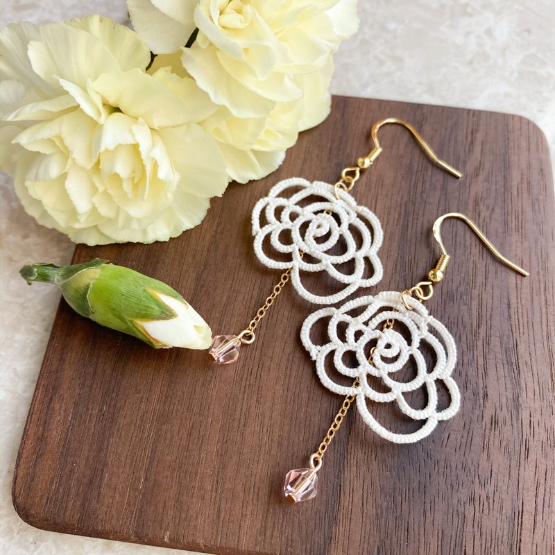 Wen Qing Beige Rose Earrings - ต่างหู - ผ้าฝ้าย/ผ้าลินิน ขาว