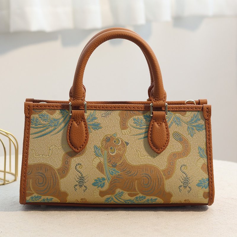 全手縫真皮牛皮斜挎包handmade小托特手拎包新中式手提包五毒虎 - 手提包/手提袋 - 真皮 咖啡色