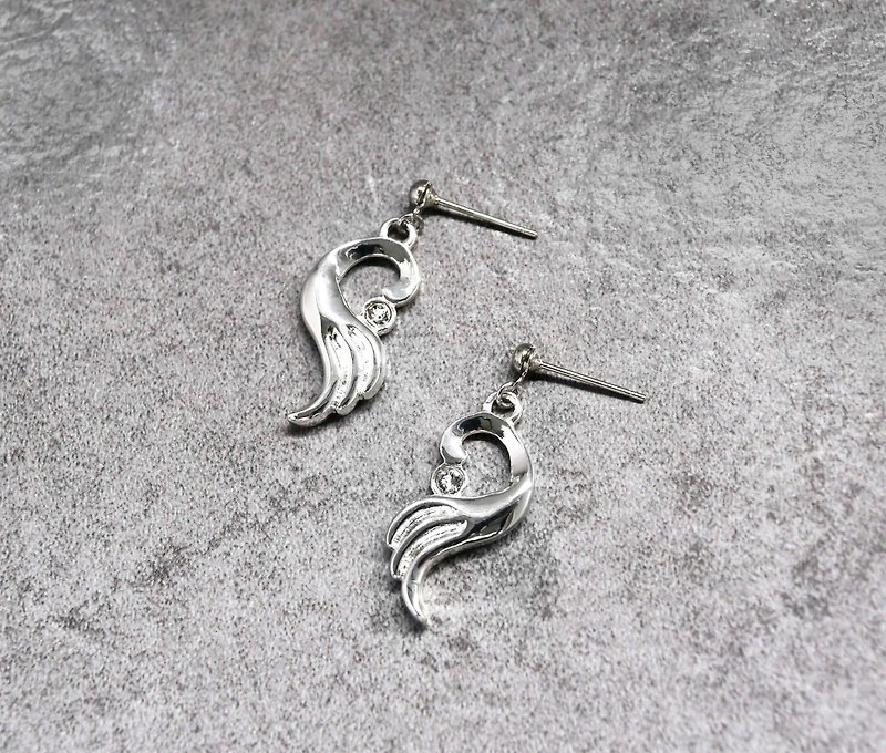 Lulu designer series guardian angel wings shape pin earrings (ERIJA0880E) - ต่างหู - เงิน สีเงิน