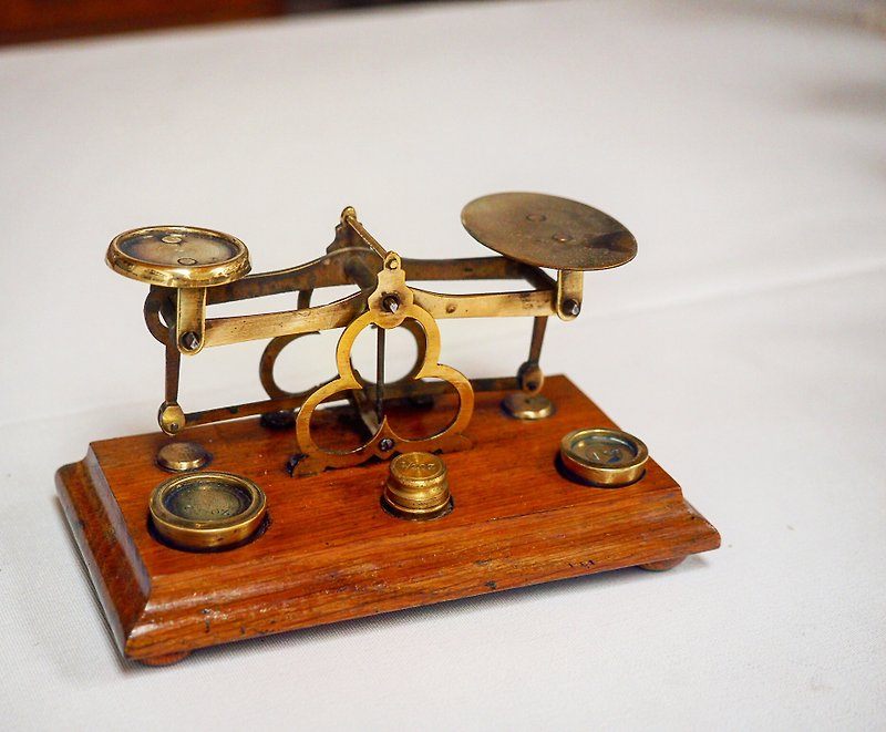 英國古董黃銅木底桌上型信件秤/平衡秤 JS - 裝飾/擺設  - 其他金屬 金色