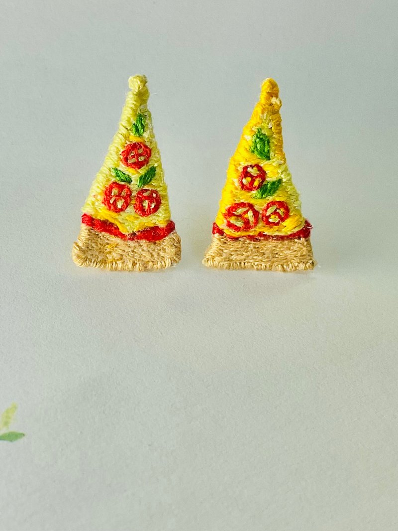 【焼き立て】微瑕/手刺繍マルゲリータチーズピザピアス Bタイプ/フードハンドメイドアクセサリー - ピアス・イヤリング - 刺しゅう糸 イエロー