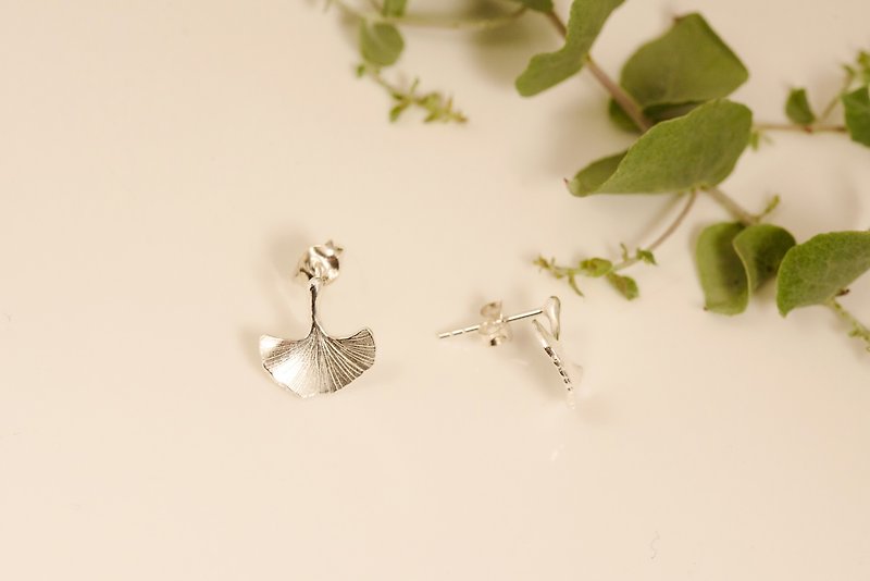 。植被之上。NO.05-1 小銀杏ginkgo leaf 耳針/925銀 - 耳環/耳夾 - 純銀 銀色