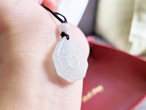 螺絲帽帽工作室 【親翠】天然翡翠 冰厚種水手工雕微綠色時來運轉八掛調整式繩鏈