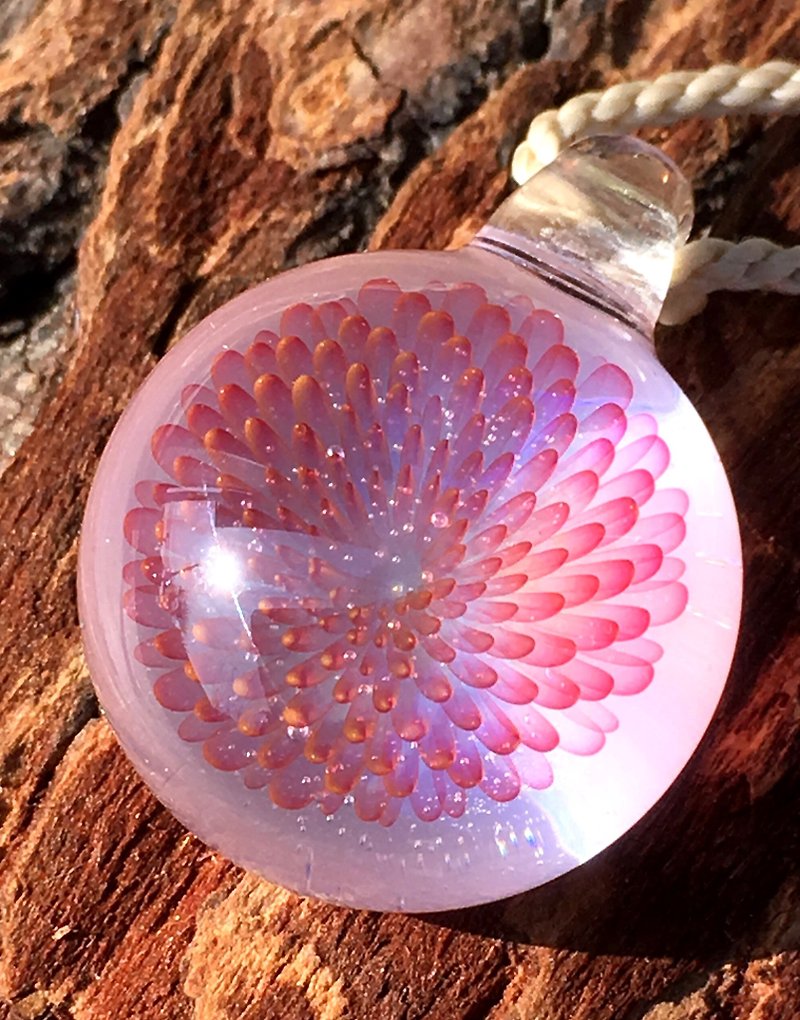boroccus  A geometric pattern  Ragged bottom Kate glass pendant. - Necklaces - Glass Pink