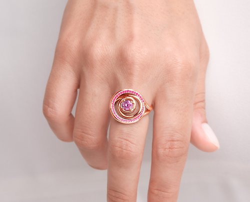 Majade Jewelry Design 粉紅藍寶石螺旋求婚訂婚戒指套裝 14k玫瑰金圓環新娘結婚2合1指環