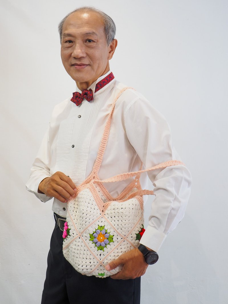 [Grandma’s clever knitting] Handmade pink and white tile crochet shoulder bag - Messenger Bags & Sling Bags - Cotton & Hemp White