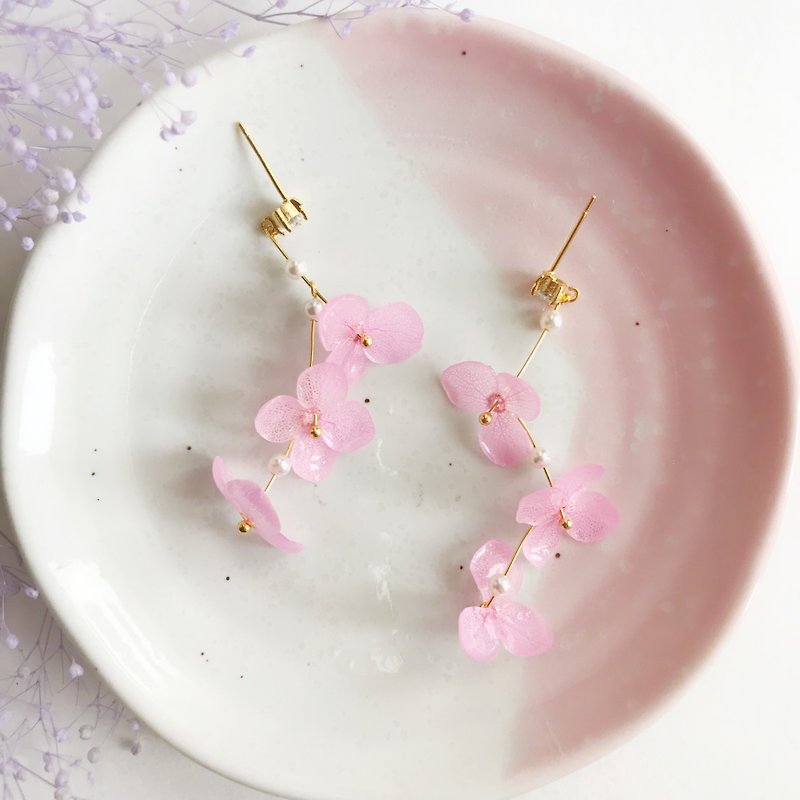 Real flower Hydrangea Swarovski Zircon 18KGF Earrings - Earrings & Clip-ons - Plants & Flowers Pink