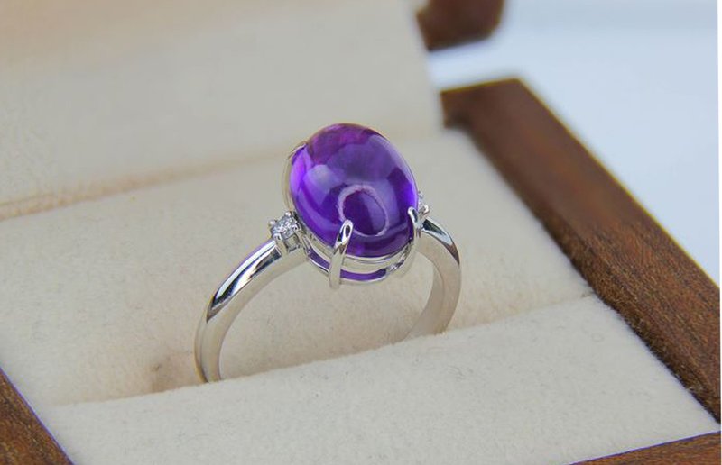 Minimalism style white gold ring with natural amethyst cabochon and diamonds. - 戒指 - 貴金屬 金色