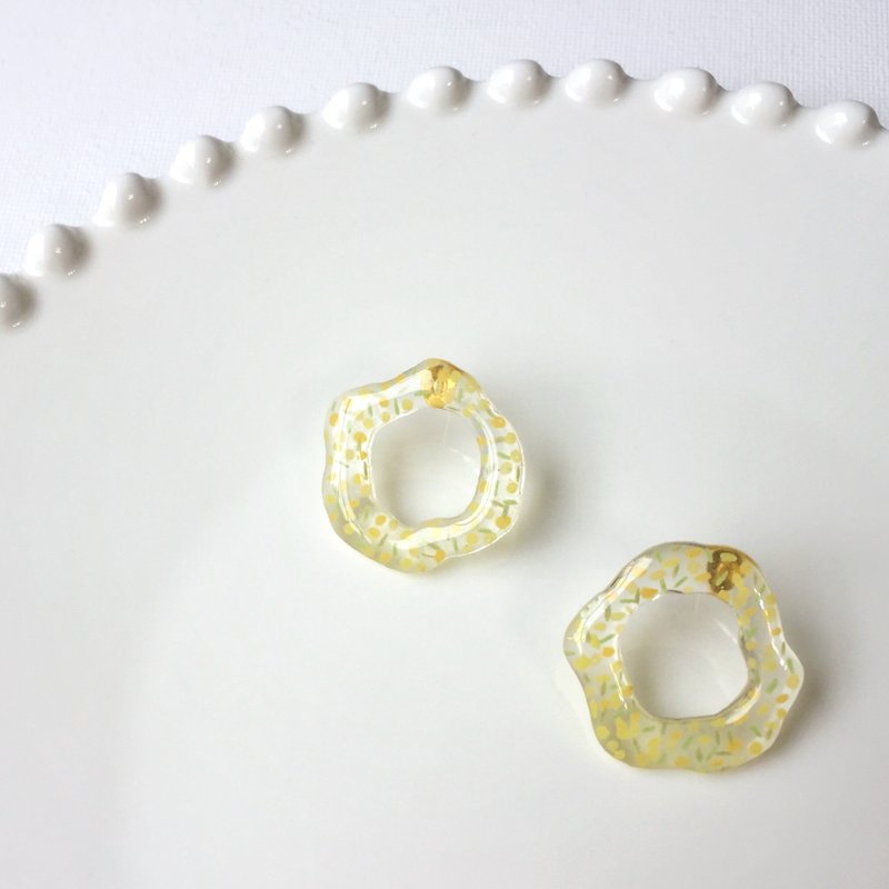 Small floral wreath clip/pin earrings - ต่างหู - เรซิน สีเหลือง