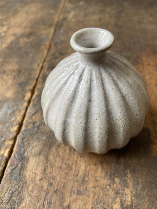 這一窯 Huiaio Studio 日式一輪插花瓶 白粉引瓣形陶瓷小花器-漏斗型瓶口
