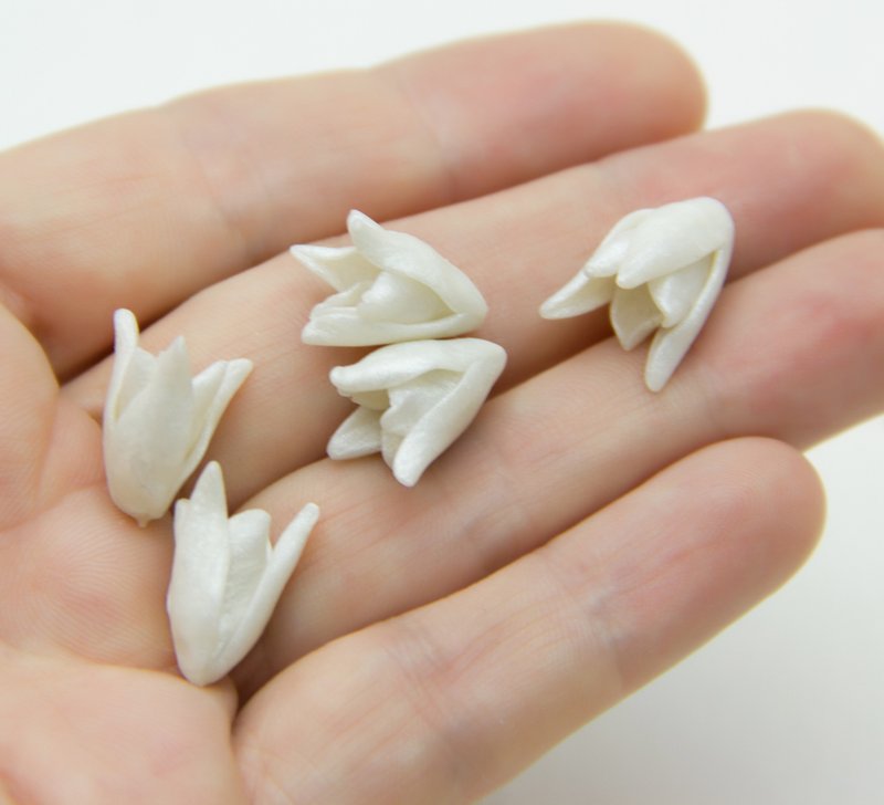 Pearl buds lily flower beads, White flower beads 1.5-1.7cm Floral lilies beads - 零件/散裝材料/工具 - 塑膠 白色