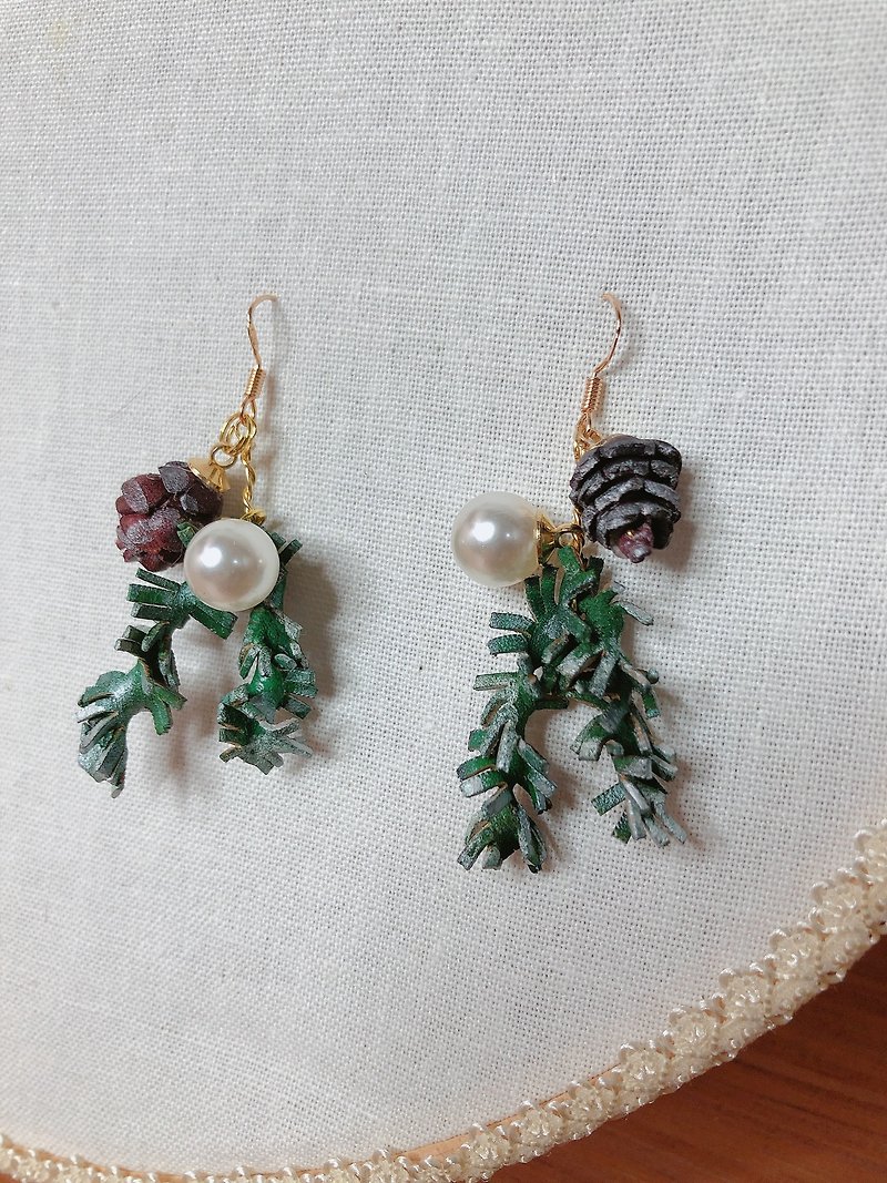 Pine cone, cedar mountain god’s gift - Earrings & Clip-ons - Genuine Leather Green