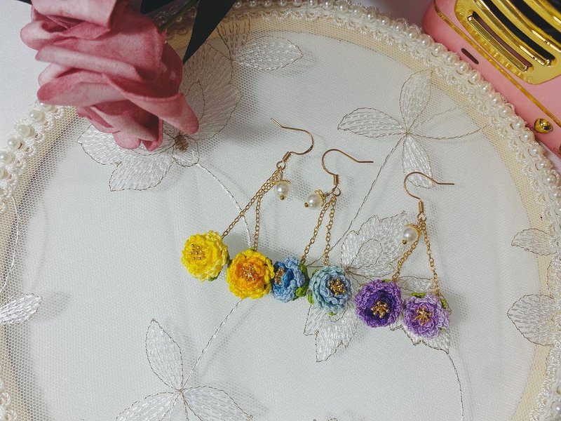 Ashwagandha - Handmade Crochet Knit Micro Gradient Camellia 925 Silver Stud Earrings - ต่างหู - วัสดุอื่นๆ 