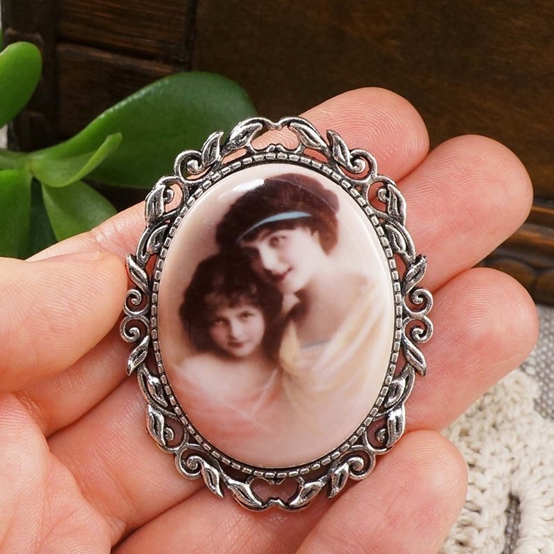 Porcelain Cameo Victorian Mom and Daughter Photo Portrait Brooch Pin Jewelry - เข็มกลัด - เครื่องลายคราม สึชมพู