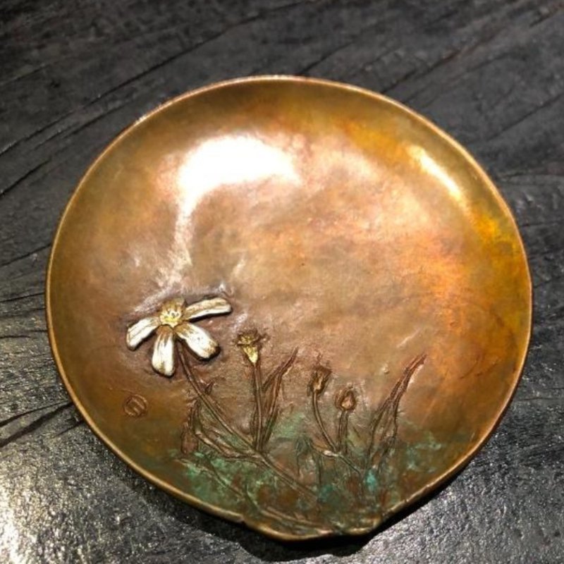 【Moon Shiwu】 Silver inlaid wildflower saucer - ถ้วย - ทองแดงทองเหลือง 