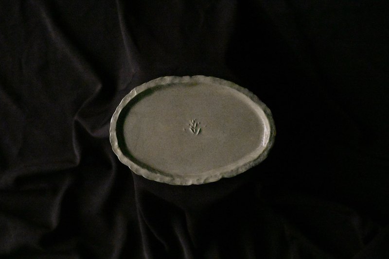 There are flowers on the plate/Hand-shaped dessert plate/D - Pottery & Ceramics - Pottery 