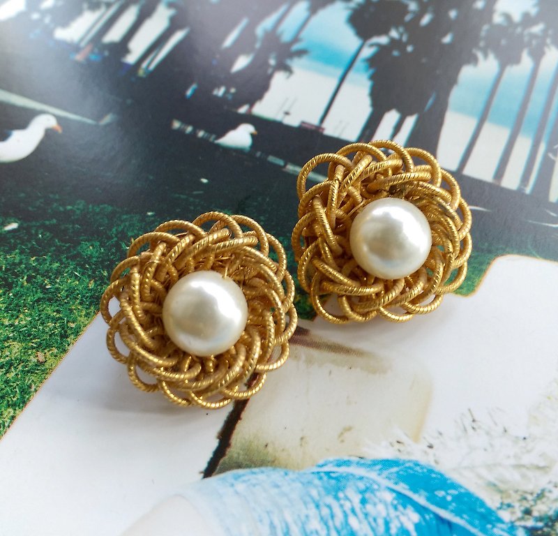 Western antique jewelry. Elegant bead flower clip earrings - ต่างหู - โลหะ สีทอง