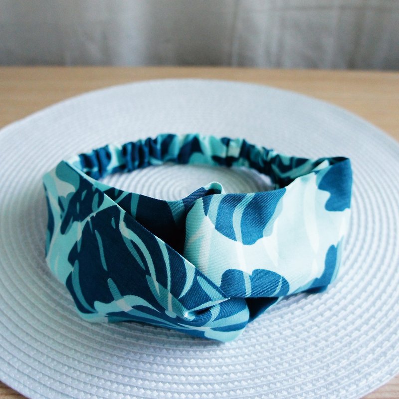 Lovely Teal camouflage totem butterfly elastic headband, hair ring - เครื่องประดับผม - ผ้าฝ้าย/ผ้าลินิน สีน้ำเงิน