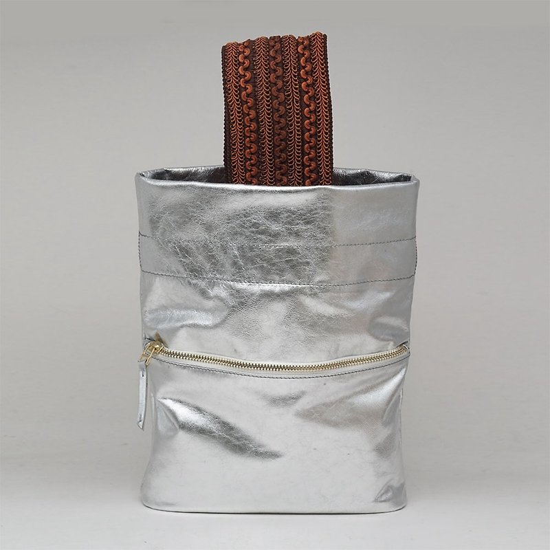 Ruffle Bag silver sheepskin style - กระเป๋าถือ - หนังแท้ สีเงิน