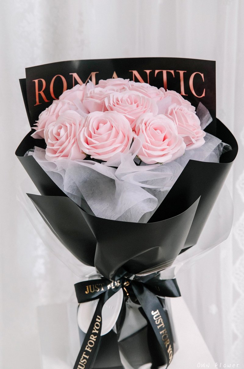 Pink rose bouquet/soap flower bouquet/birthday bouquet/Valentine's Day bouquet/confession bouquet/girlfriend bouquet - ช่อดอกไม้แห้ง - วัสดุอื่นๆ สีดำ