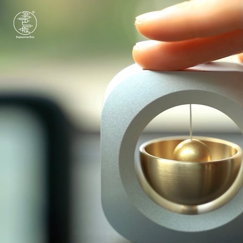 多巴胺風鈴 車載半月船 | 黃銅鈴鐺 鋁合金外框 底部磁吸設計