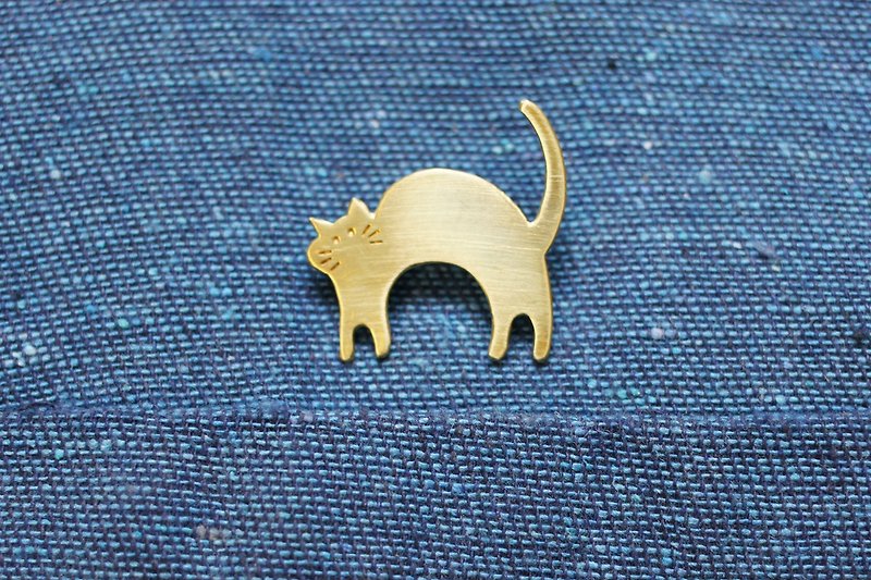 手造黃銅貓胸針 #03。Handmade Brass Cat pin。真鍮鍛金ブローチ - 胸針/心口針 - 銅/黃銅 橘色