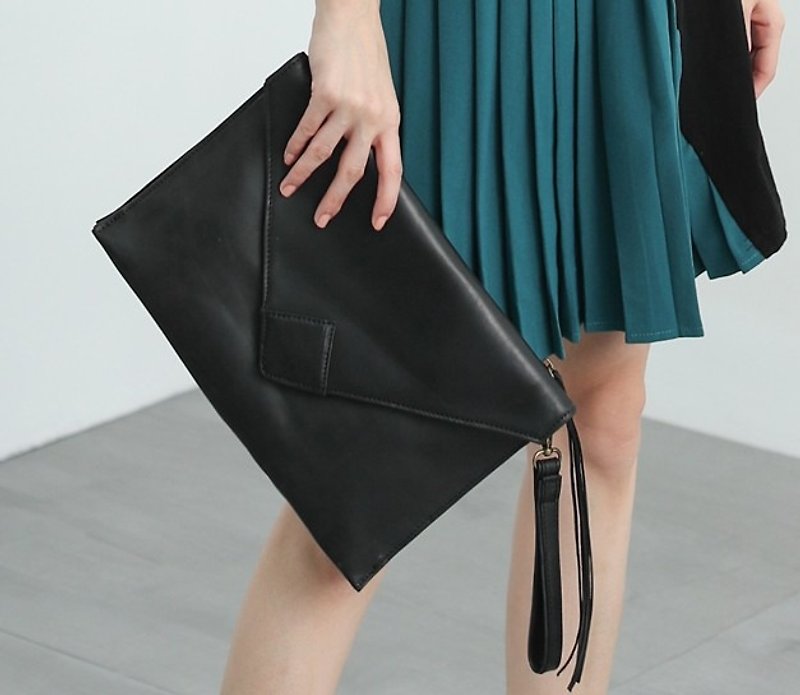 Envelope shape hand holding shoulder leather dual-use bag black - กระเป๋าถือ - หนังแท้ สีดำ