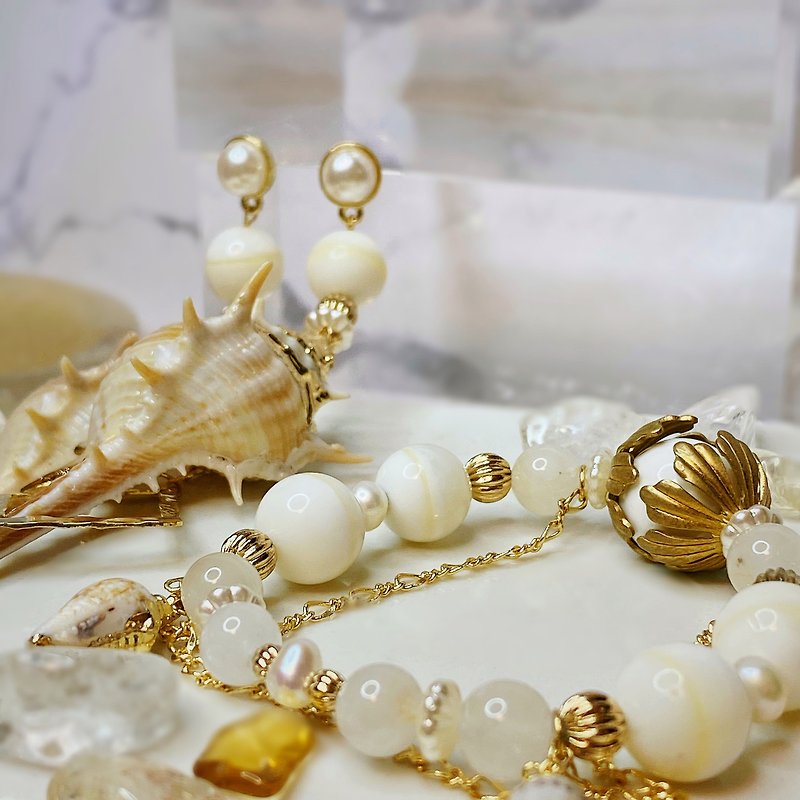 The summer goddess | Tridacna Stone | White Phantom | Freshwater Pearl - Bracelets - Crystal Gold