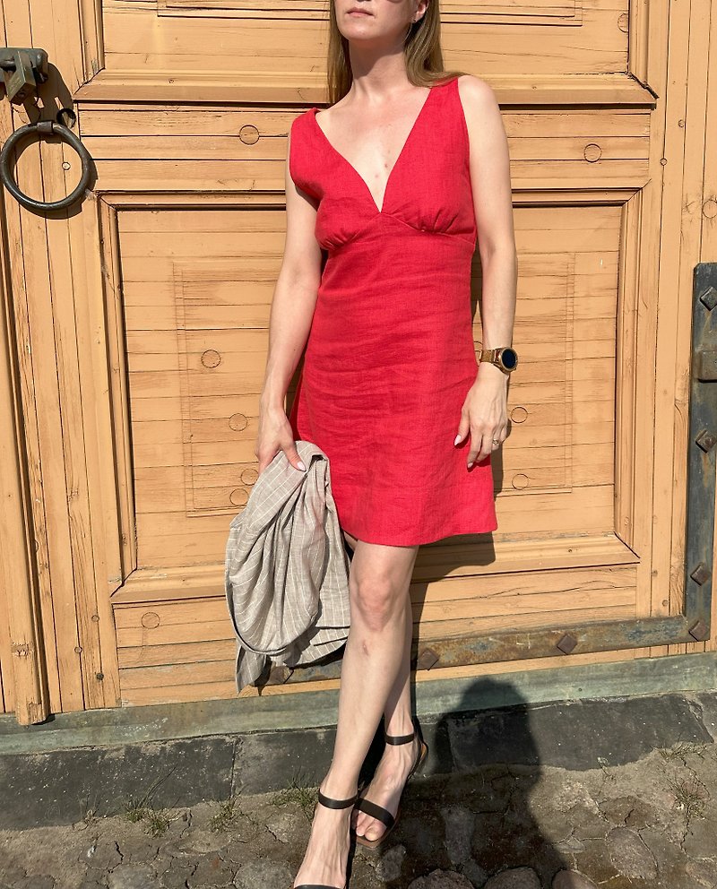 Vネックのノースリーブの赤いミニドレスは、夏の日の彼女への最高の贈り物です - ワンピース - フラックス レッド