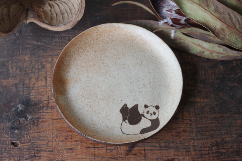 Round plate with Panda - จานและถาด - ดินเผา สีกากี