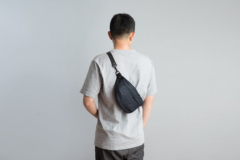 Handmade boat-shaped one-shoulder tarpaulin waist bag | Diagonal bag - melanin type | Strap color customized - Messenger Bags & Sling Bags - Waterproof Material Black
