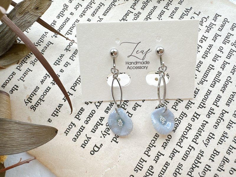 【Adult】Hua Cheng-Real Flower Earrings and Clip-On-Misty Blue - Earrings & Clip-ons - Plants & Flowers Blue