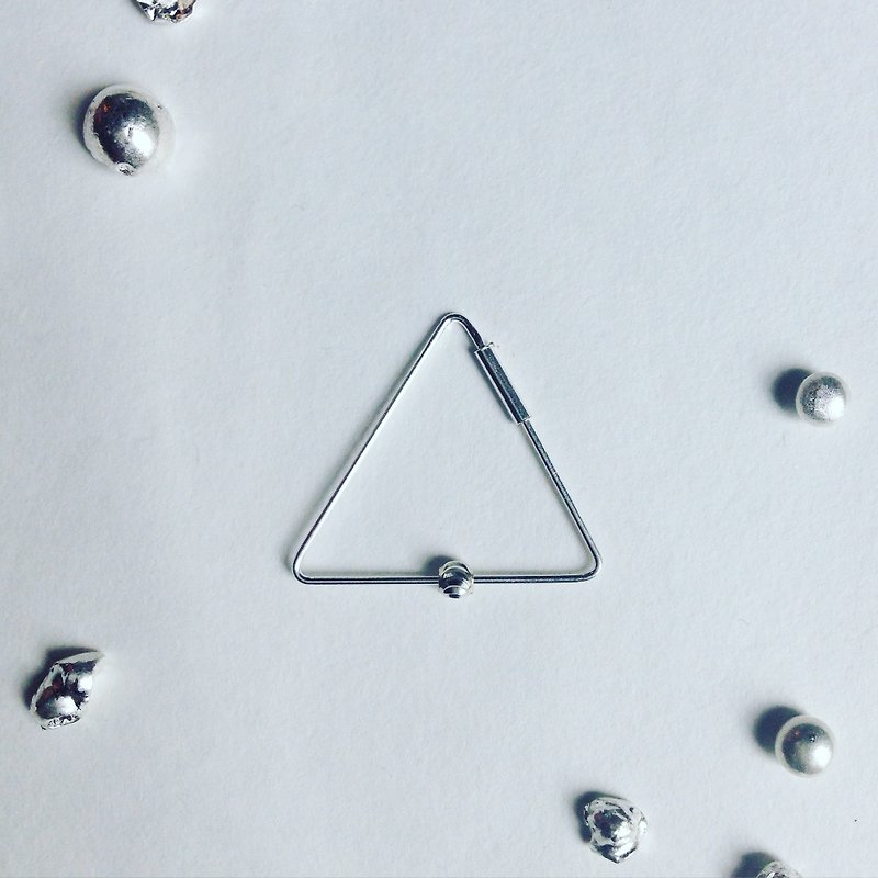 Minimalism triangle .925 silver earrings_single earring for sale - ピアス・イヤリング - 金属 グレー