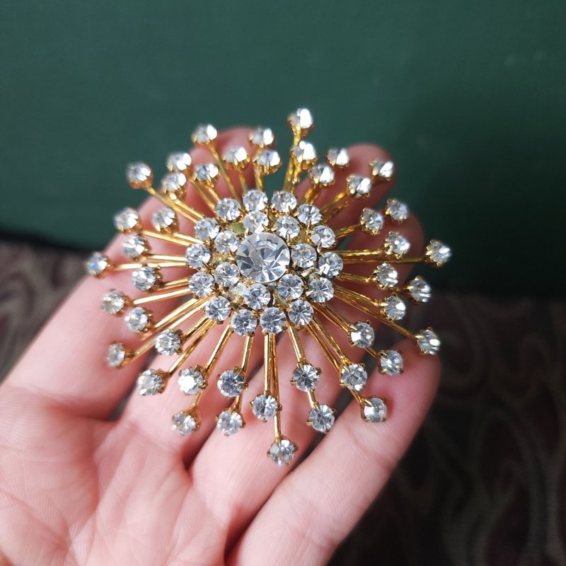 [Sunday] VINTAGE shiny rhinestone starburst vintage brooch old jewelry/old Western items - Brooches - Other Metals Gold