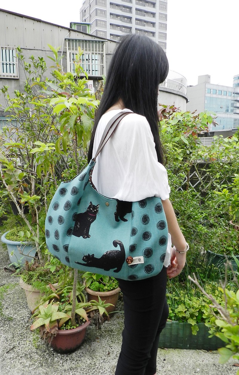 Black cat Japan imported cotton and linen leather shoulder bag / fat flat bag / shoulder bag / side backpack - Messenger Bags & Sling Bags - Other Materials 