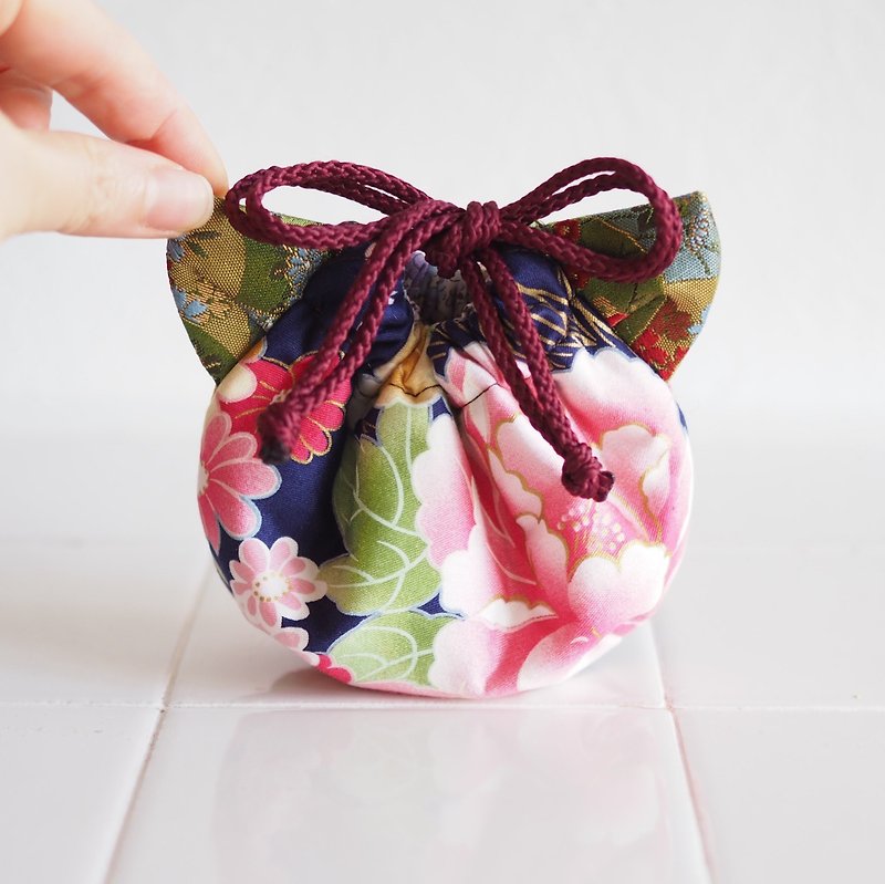 Cat-shaped Taiwan floral pattern x silk fabric mini drawstring pouch (one piece work) - Toiletry Bags & Pouches - Cotton & Hemp Purple